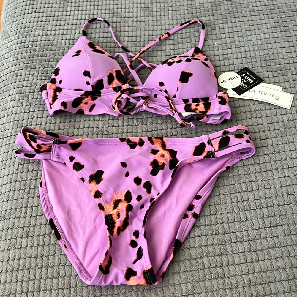 Beautiful never worn bathing suit by hawaiian brand Hula Honey! Size small